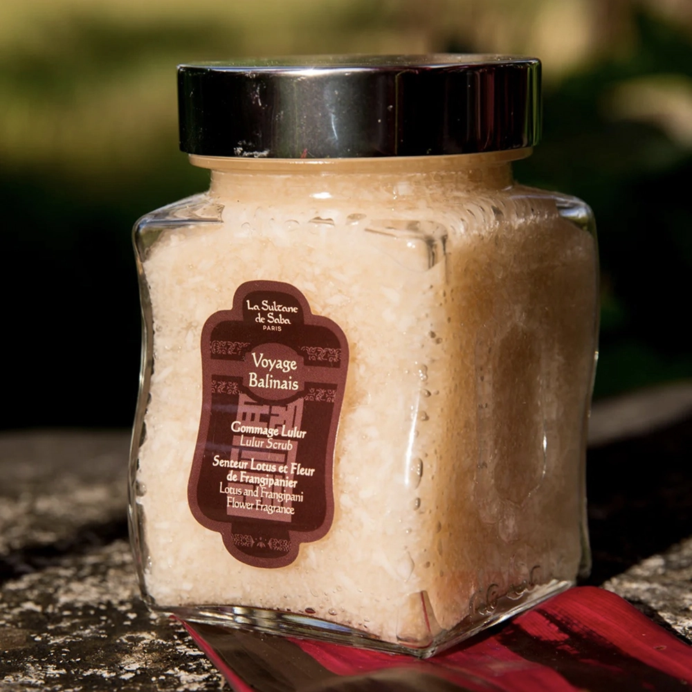 Кокосовий скраб для тіла Квіти Лотоса та Франжипані Lulur Scrub Lotus and Frangipani Flower LA SULTANE DE SABA Обʼєм 300 мл — фото 3
