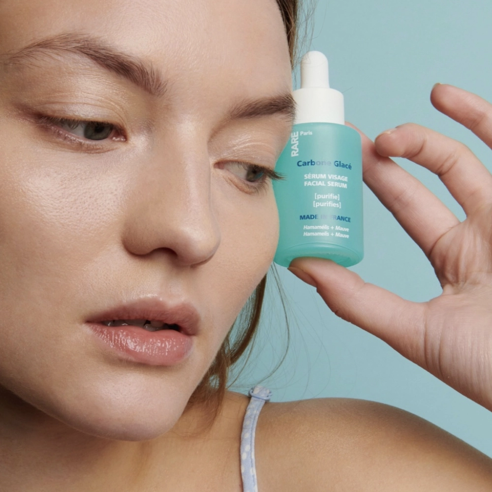 Очищающая сыворотка для лица с гамамелисом и экстрактом мальвы Carbone Glacé Purifying Face Serum RARE PARIS Объем 30 мл — фото 3