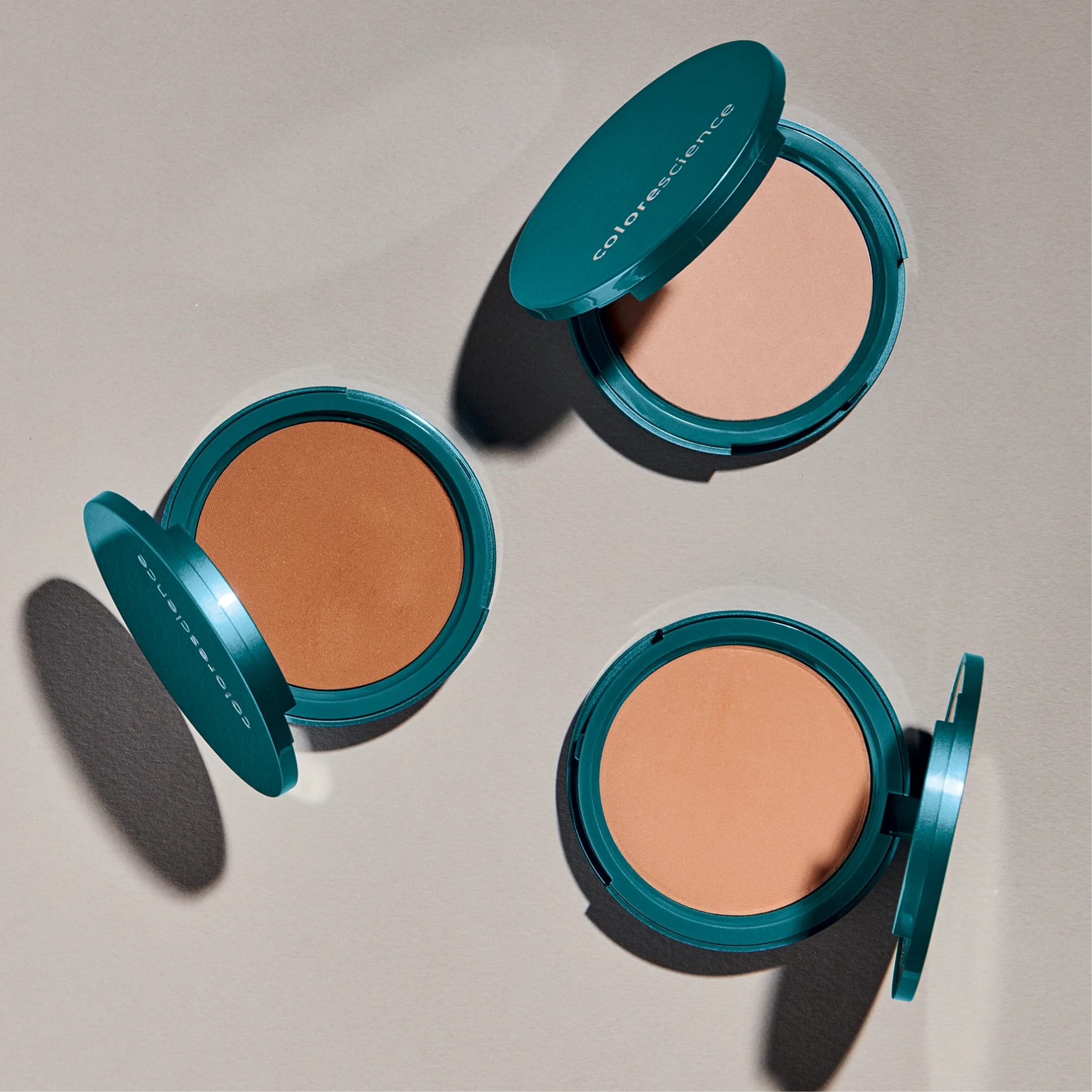 Минеральная прессованная пудра Natural Finish Mineral Foundation SPF 20 Medium Sand COLORESCIENCE Вес 12 г — фото 4
