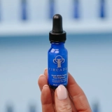 Сироватка для освітлення шкіри з антиоксидантами  Radiant Brightening Serum CIRCADIA Обʼєм 15 мл — фото 3