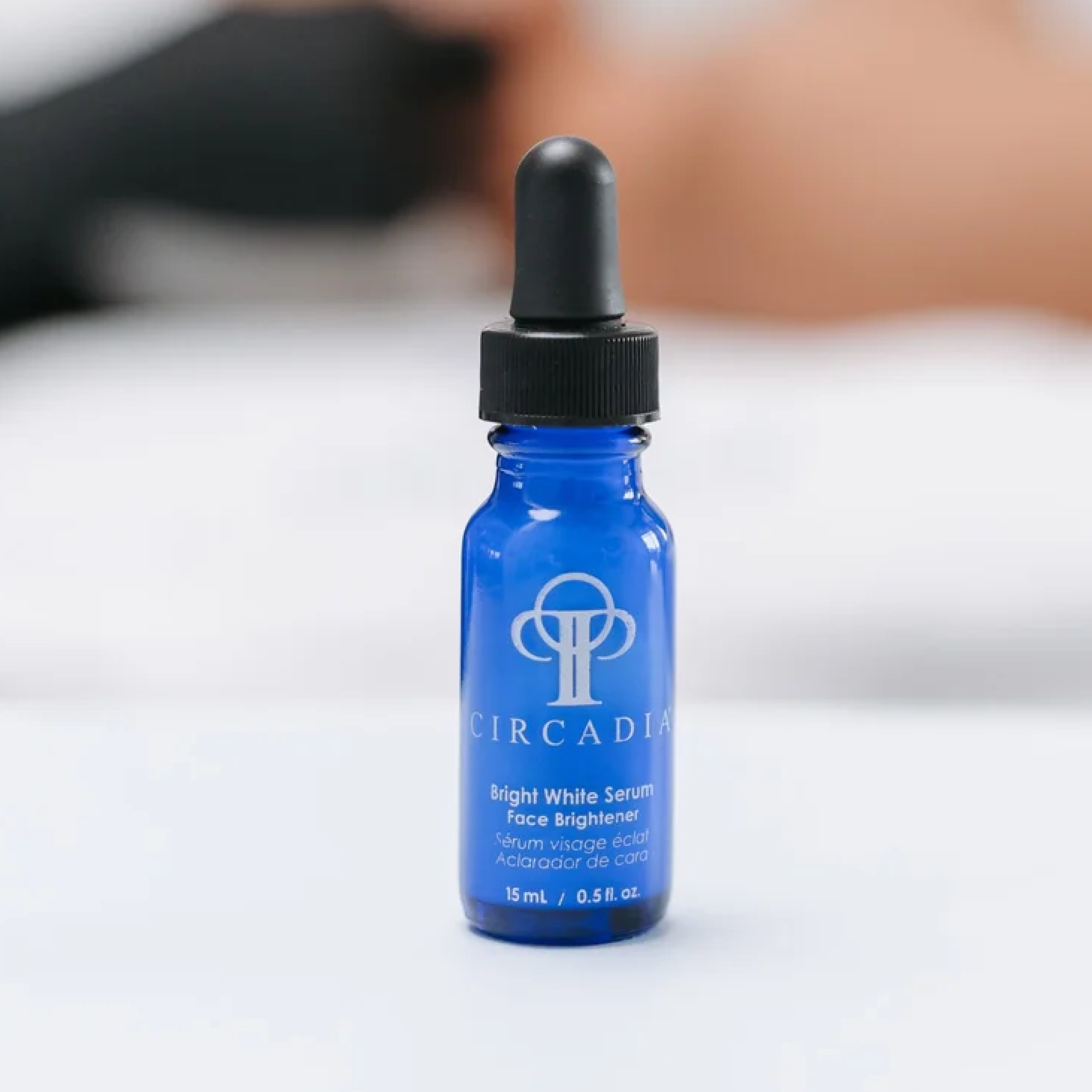Сироватка для освітлення шкіри з антиоксидантами  Radiant Brightening Serum CIRCADIA Обʼєм 15 мл — фото 4