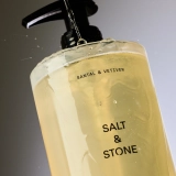 Антиоксидантний гель для душу з ароматом сандалового дерева та ветиверу Body Wash Santal & Vetiver SALT & STONE Обʼєм 450 мл — фото 4