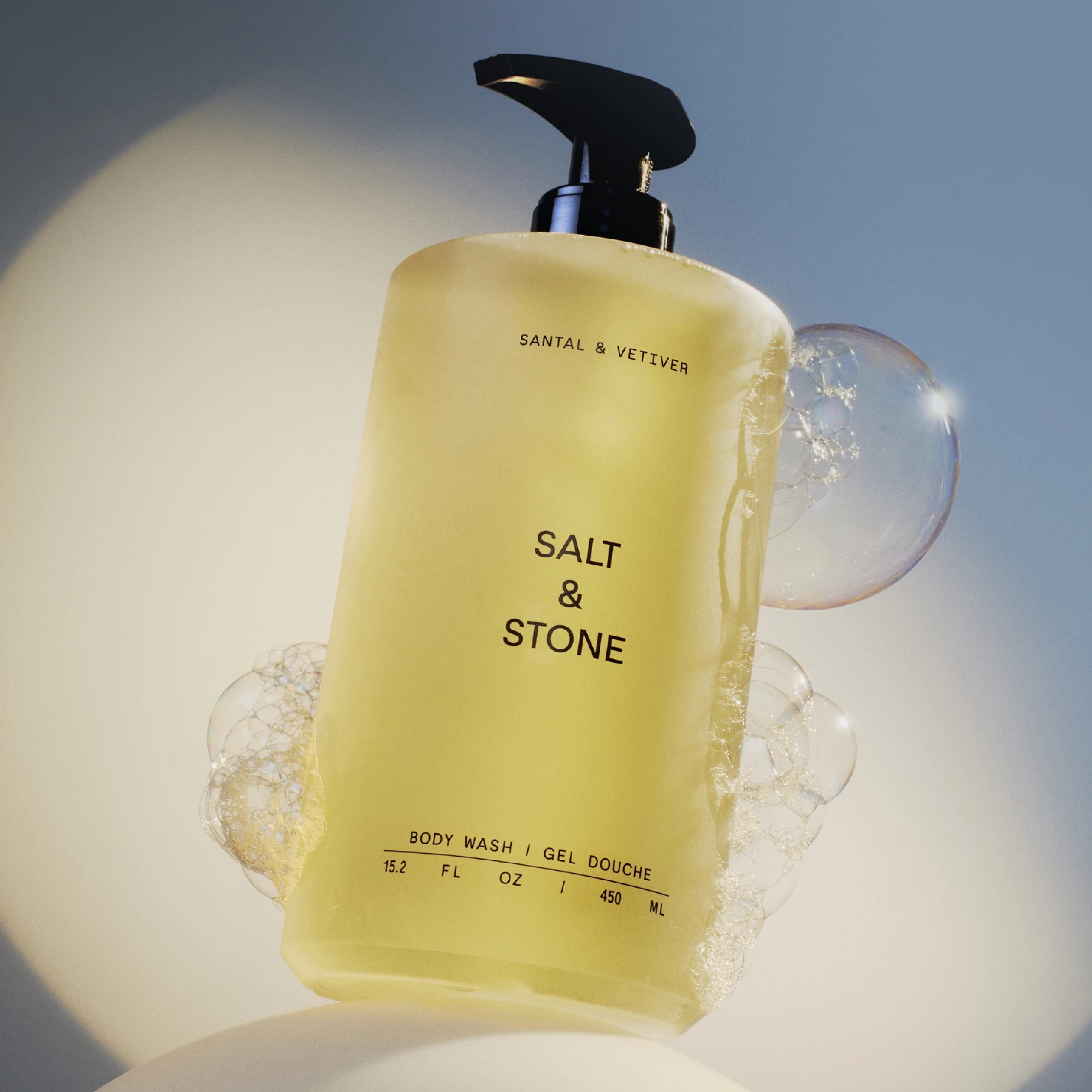 Антиоксидантний гель для душу з ароматом сандалового дерева та ветиверу Body Wash Santal & Vetiver SALT & STONE Обʼєм 450 мл — фото 3