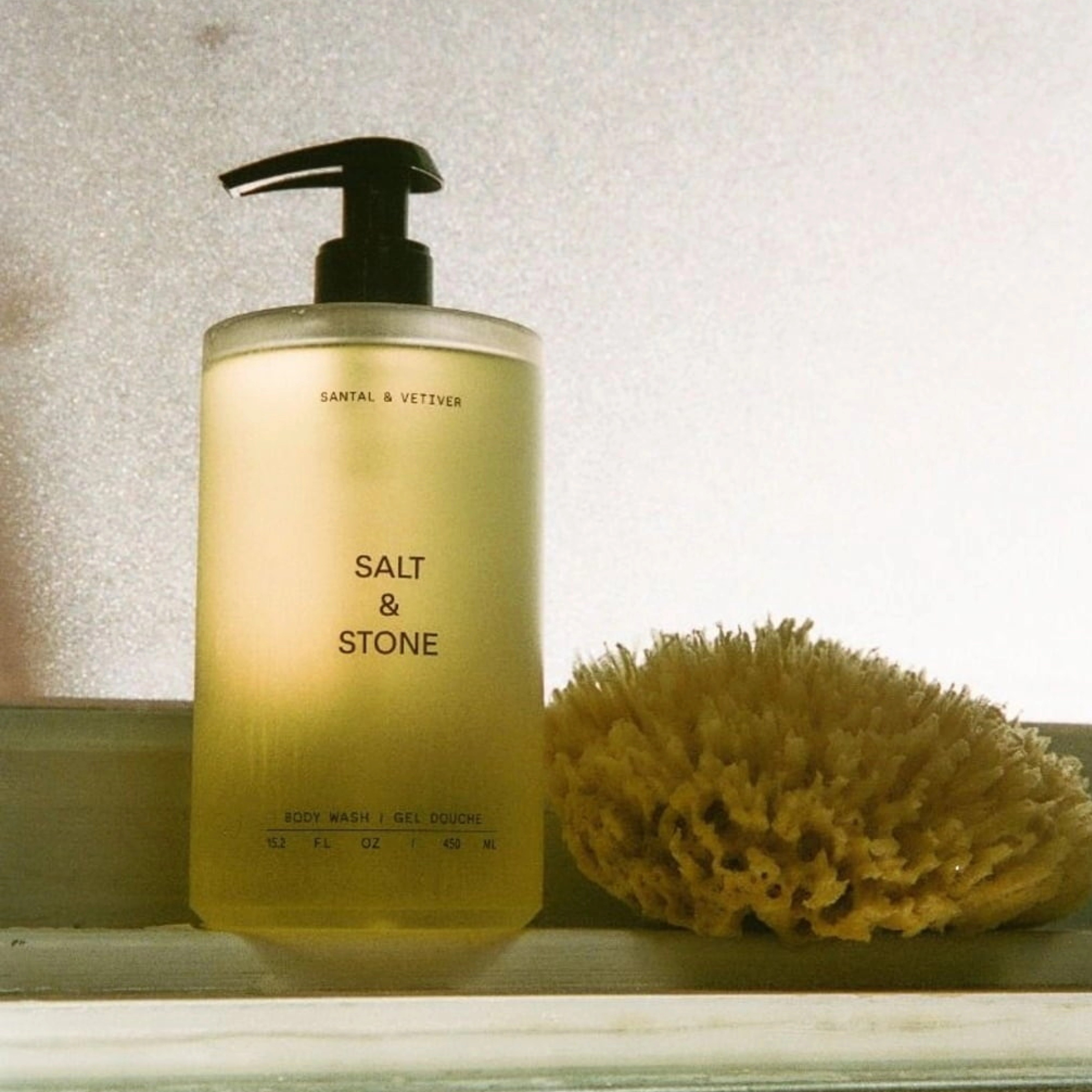 Антиоксидантний гель для душу з ароматом сандалового дерева та ветиверу Body Wash Santal & Vetiver SALT & STONE Обʼєм 450 мл — фото 8