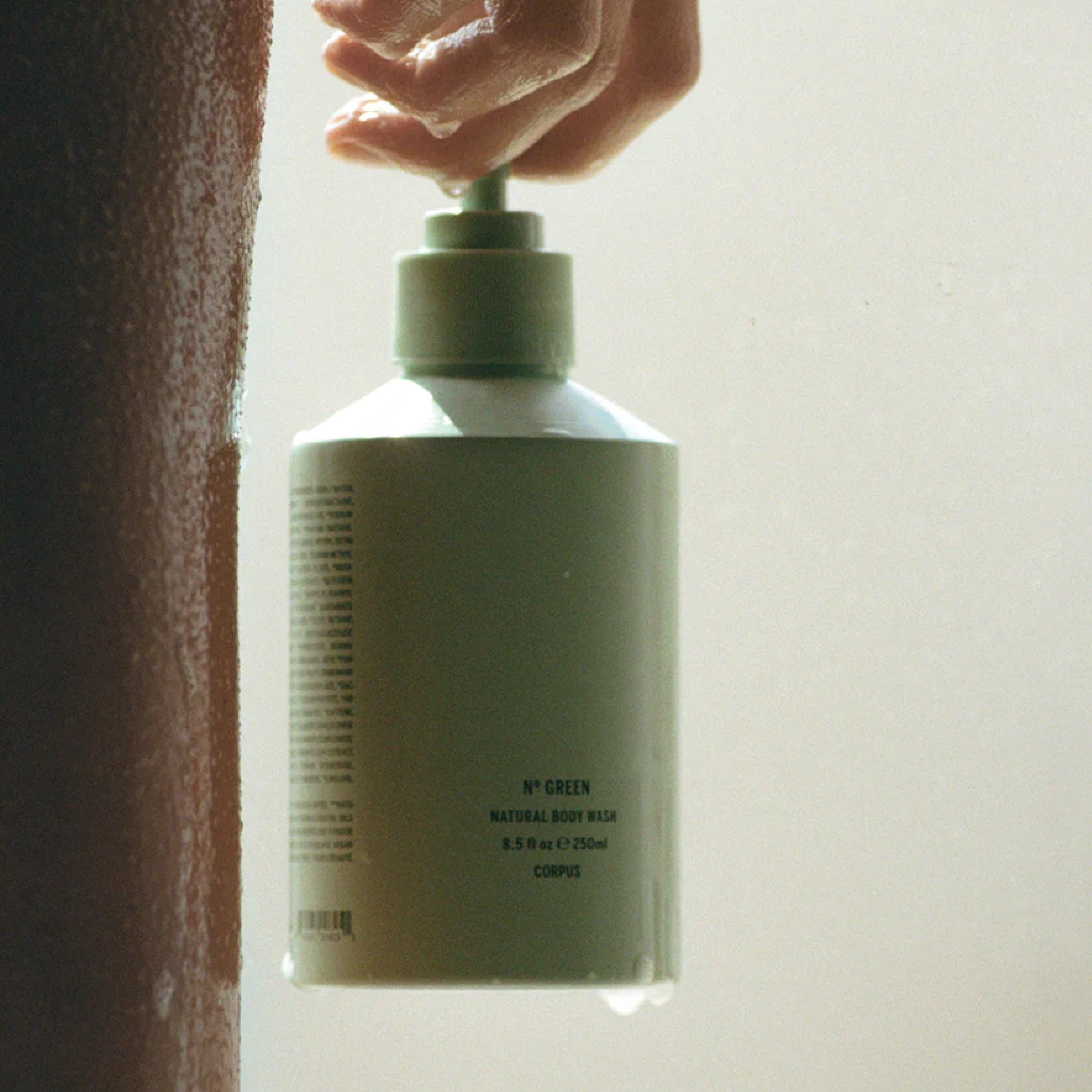 Натуральний гель для душу з ароматом бергамоту та лимона Natural Body Wash "№ Green" CORPUS Обʼєм 266 мл — фото 5