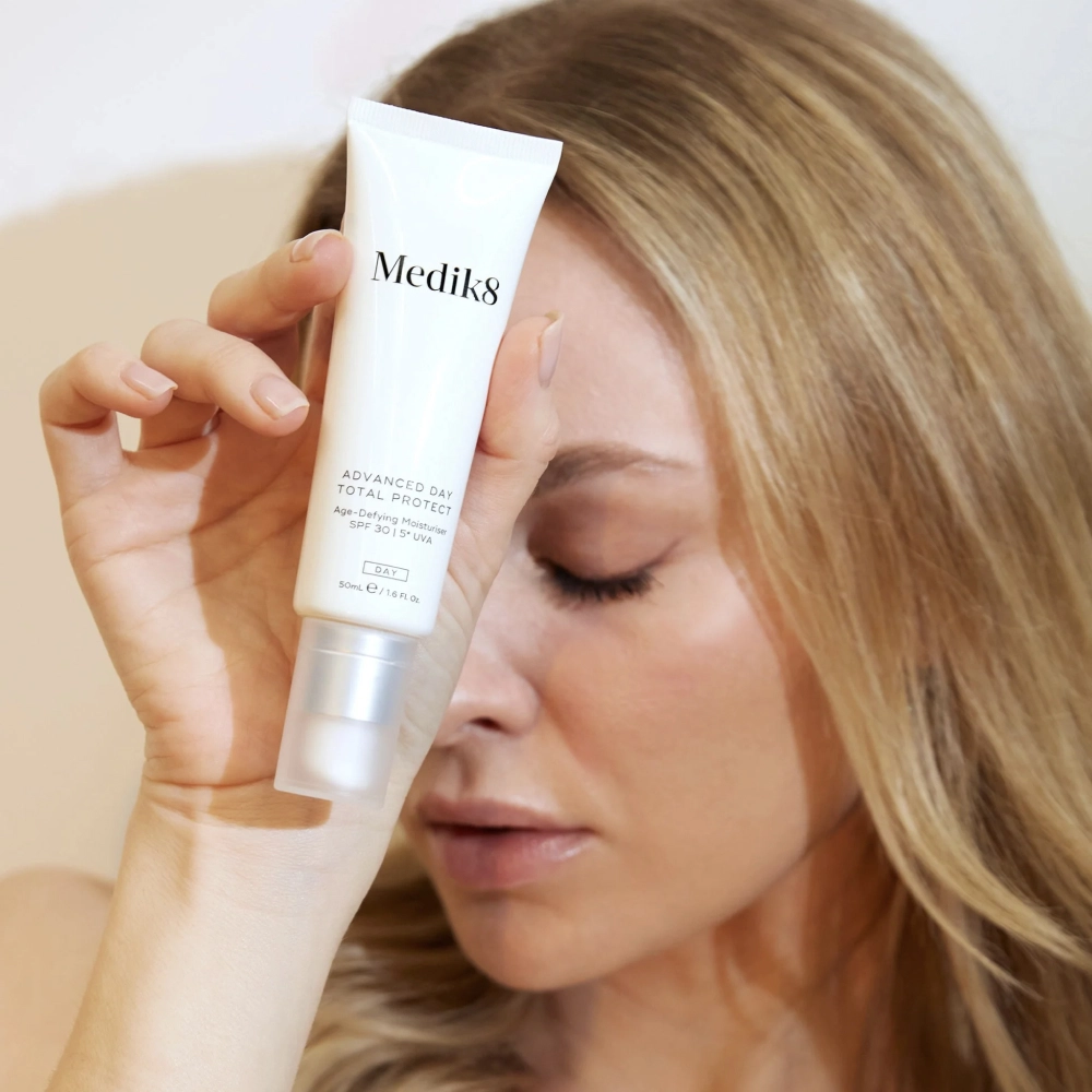 Антивіковий зволожуючий крем SPF 30 | 5* UVA Advanced Day Total Protect MEDIK8 Обʼєм 50 мл — фото 6
