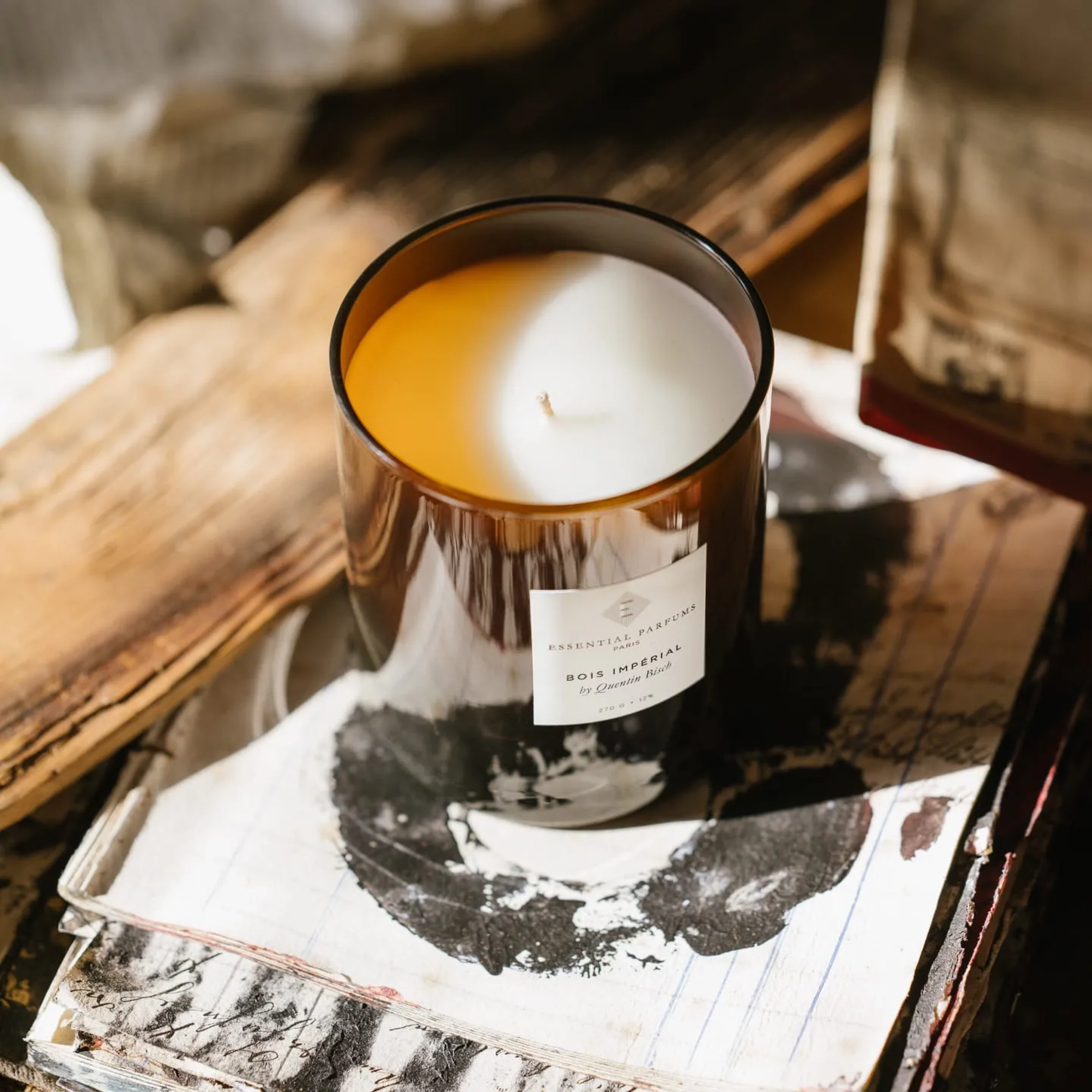 Ароматическая свеча Bois Imperial Scented Candle ESSENTIAL PARFUMS Вес 270 г — фото 3