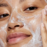 Увлажняющий очищающий магнитный гель с эффектом сияния Magnetic Afterglow Cleanser DERMALOGICA Объем 150 мл — фото 4