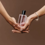 Міст для тіла з ароматом чорної троянди та уда Body Mist Black Rose & Oud SALT & STONE Обʼєм 100 мл — фото 6