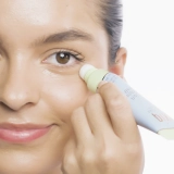 Сыворотка для зоны вокруг глаз против отёков DetoxifEYE Serum PIXI Объем 25 мл — фото 4