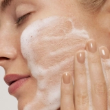Очищувальний гель для чутливої шкіри Advanced Calming & Soothing Cleanser for Sensitive Skin REJURAN Обʼєм 150 мл — фото 3