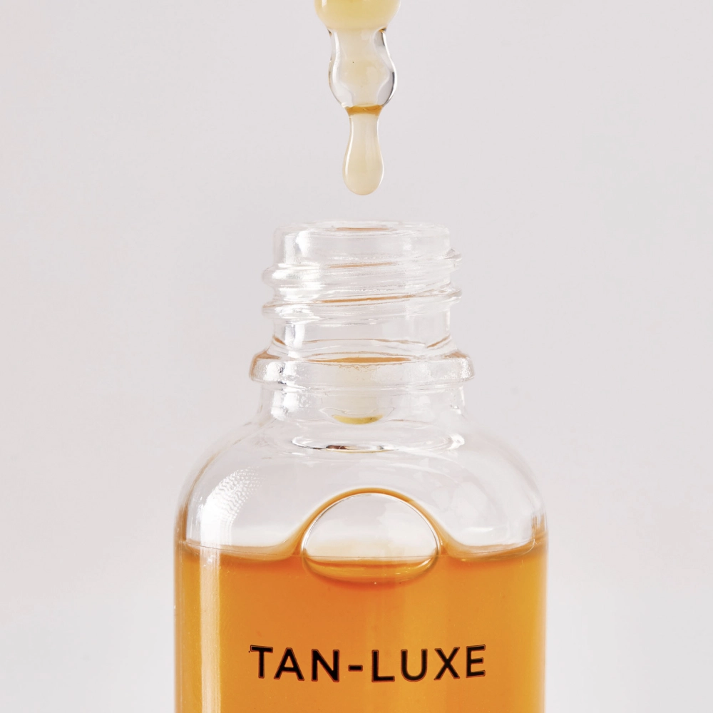 Краплі для автозасмаги тіла у відтінку The Body Illuminating Self-Tan Drops Medium/Dark TAN-LUXE Обʼєм 15 мл — фото 3