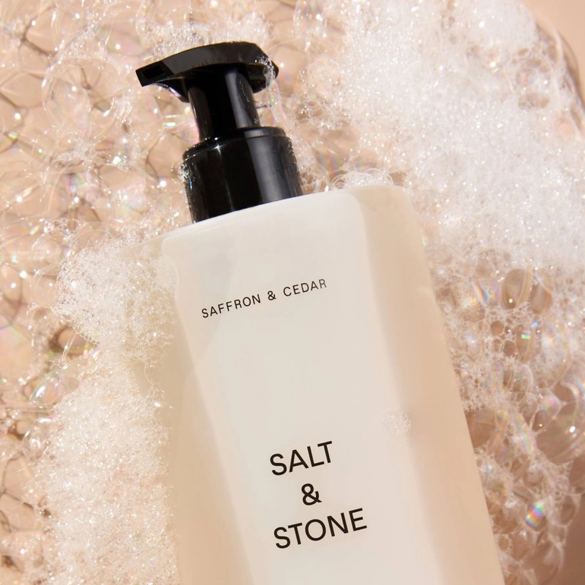 Антиоксидантний гель для душу з ароматом шафрану та кедру Body Wash Saffron & Cedar SALT & STONE Обʼєм 450 мл — фото 5