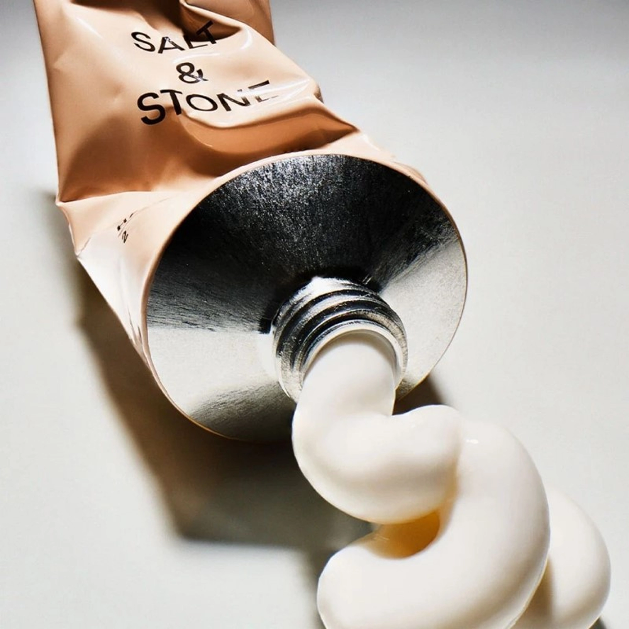 Зволожувальний лосьйон для тіла з ароматом шафрану та кедру Body Lotion Saffron & Cedar SALT & STONE Обʼєм 100 мл — фото 4