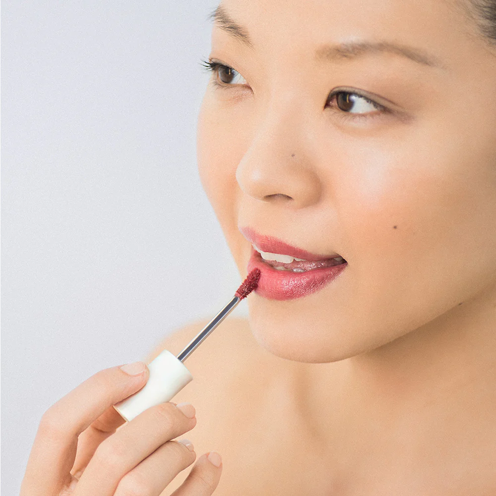 Увлажняющий блеск для губ Perfecting Gloss HYDROPEPTIDE Оттенок Berry Breeze — фото 3