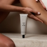 Зволожуючий лосьйон для тіла з ароматом сандалового дерева та ветиверу Body Lotion Santal & Vetiver SALT & STONE Обʼєм 100 мл — фото 4