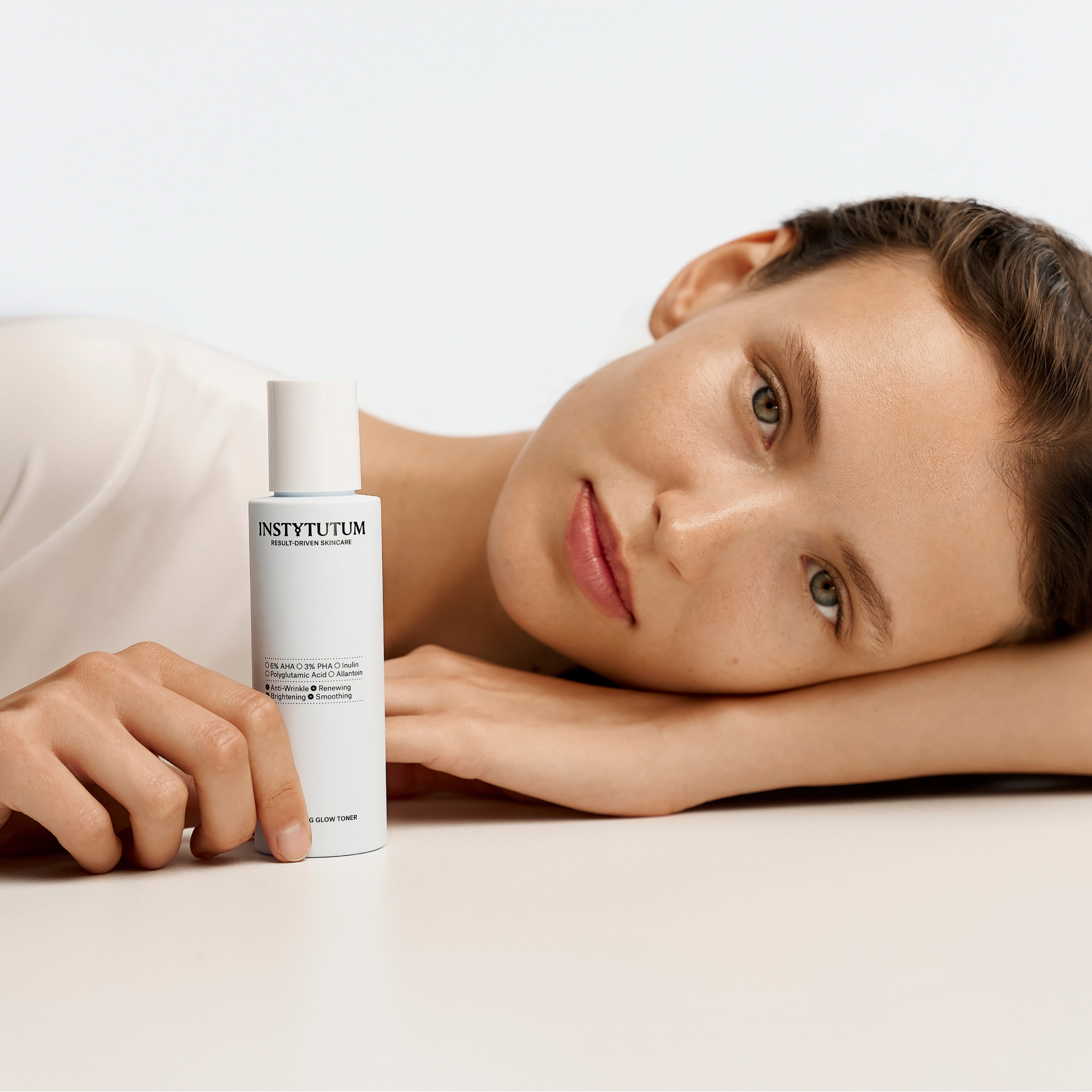 Тонер з AHA та PHA кислотами для оновлення та вирівнювання тону шкіри Resurfacing Glow Toner INSTYTUTUM Обʼєм 100 мл — фото 3