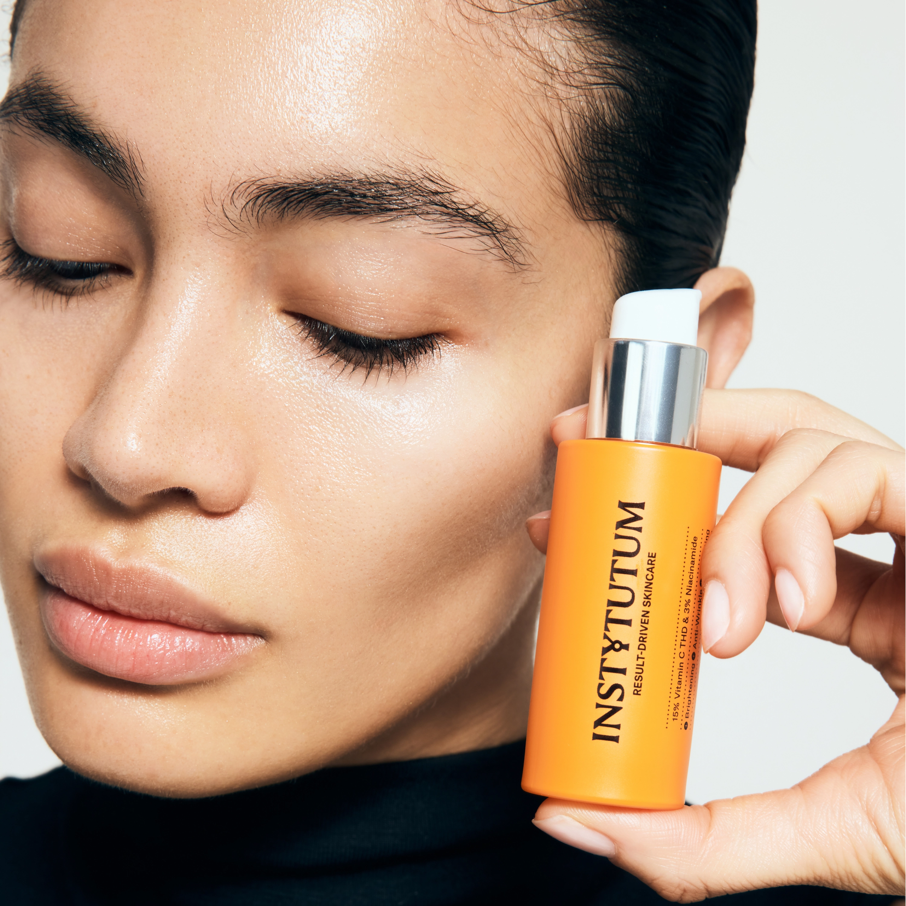 Суперконцентрована сироватка з 15% вітаміну С Brightening Vitamin C Serum INSTYTUTUM Обʼєм 30 мл — фото 5