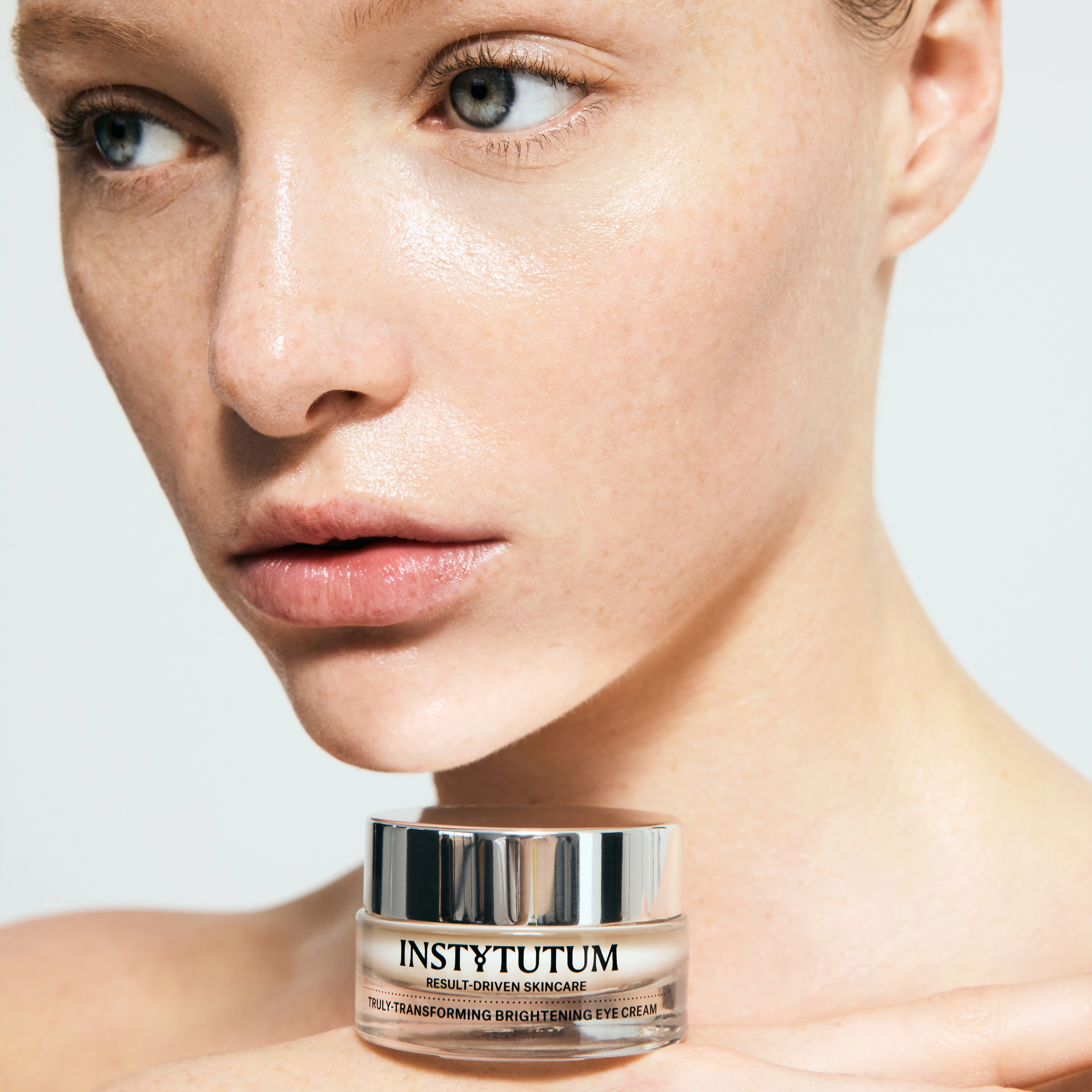 Крем-ліфтинг для зони навколо очей з освітлювальним ефектом Transforming Brightening Eye Cream INSTYTUTUM Обʼєм 15 мл — фото 4
