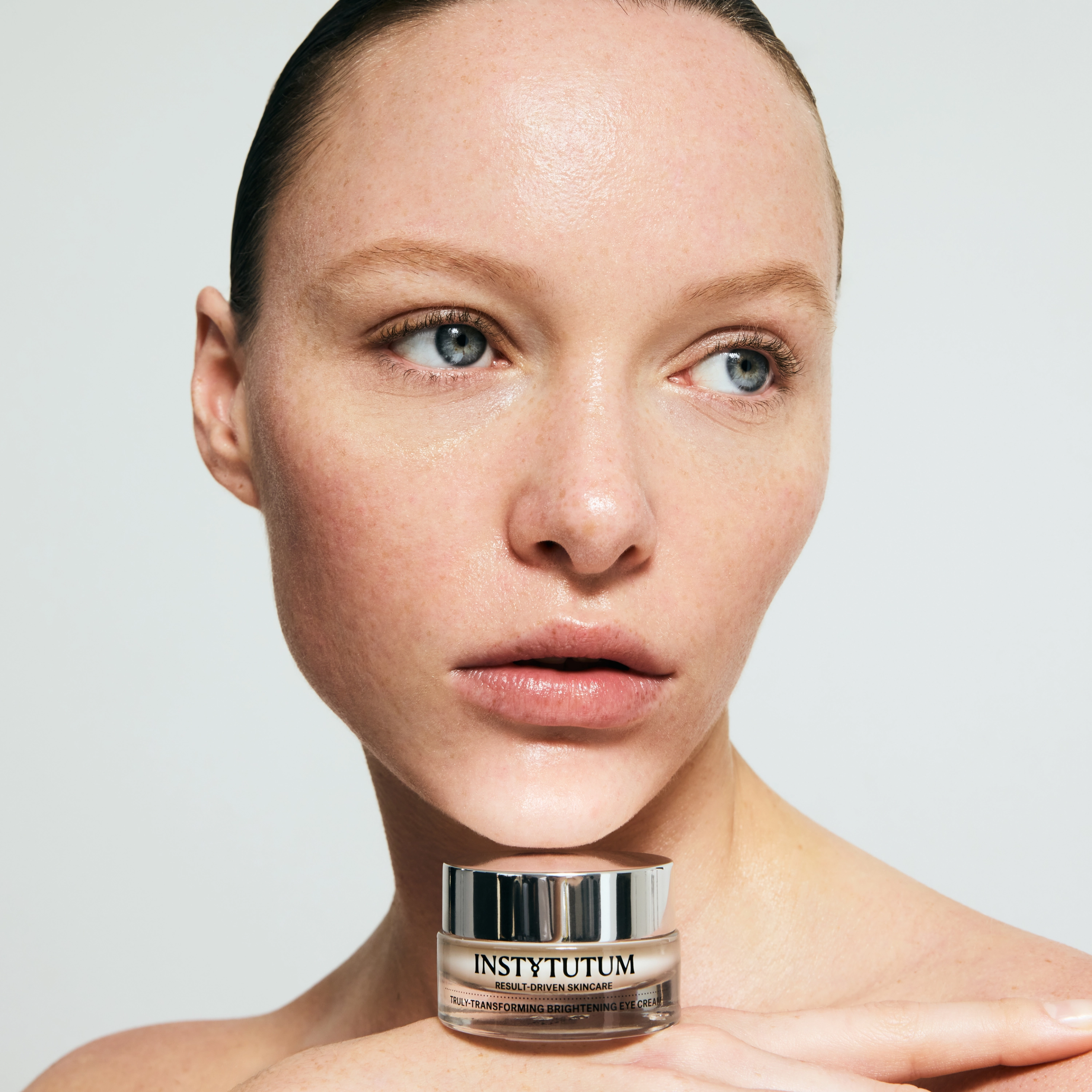 Крем-ліфтинг для зони навколо очей з освітлювальним ефектом Transforming Brightening Eye Cream INSTYTUTUM Обʼєм 15 мл — фото 5