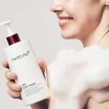 Протизапальний гель для душу з кислотами Red Acne Body Wash MEDICUBE Обʼєм 400 мл — фото 3