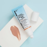 Зволожувальний сонцезахисний крем-тінт із SPF 45 Water Drench Broad Spectrum SPF 45 Hyaluronic Cloud Sheer Tint Moisturizer PETER THOMAS ROTH Обʼєм 50 мл — фото 2