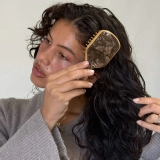 Мини бамбуковая расческа для волос Mini Bamboo Paddle Brush in Toasted Sugar EMI JAY — фото 3