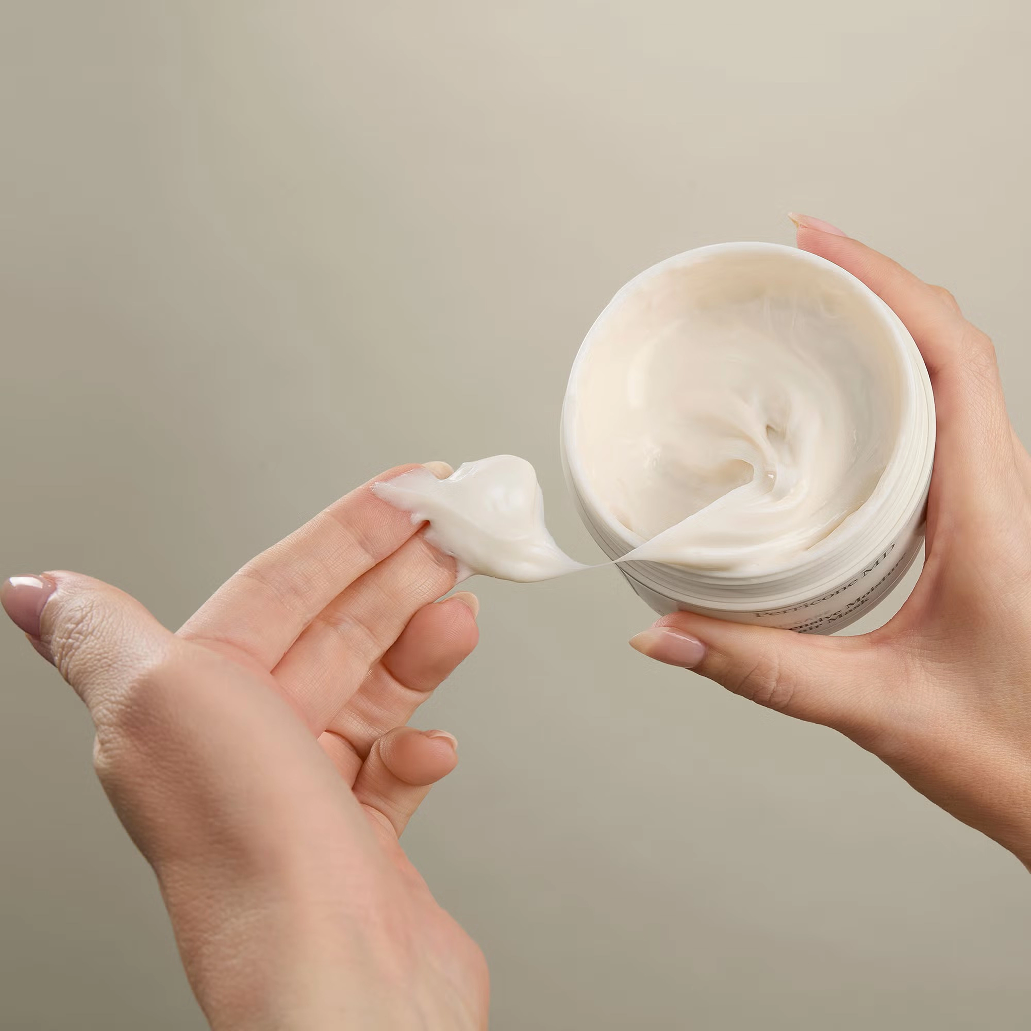 Интенсивная восстанавливающая маска для сухих и поврежденных волос Haircare Intensive Moisture Repair Mask PERRICONE MD Объем 192 мл — фото 3