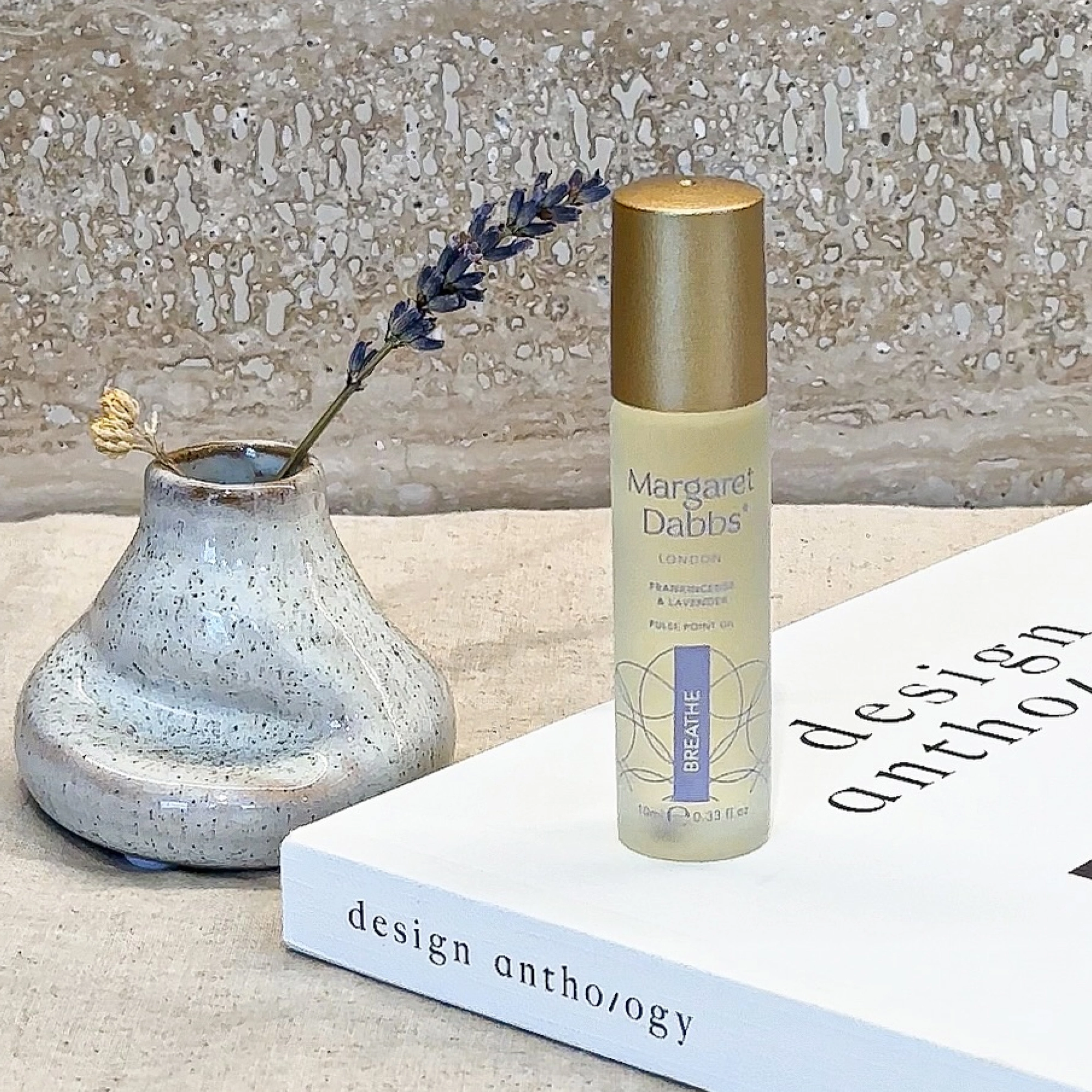 Ароматична олія для розслаблення з ладаном і лавандою Breathe Pulse Point Oil Frankincense & Lavender MARGARET DABBS LONDON Обʼєм 10 мл — фото 4
