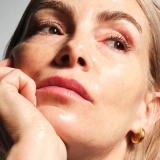 Сироватка для сяйва та пружності шкіри The Glow Serum – Skin-Elevating Radiance Serum MANTLE Обʼєм 30 мл — фото 8