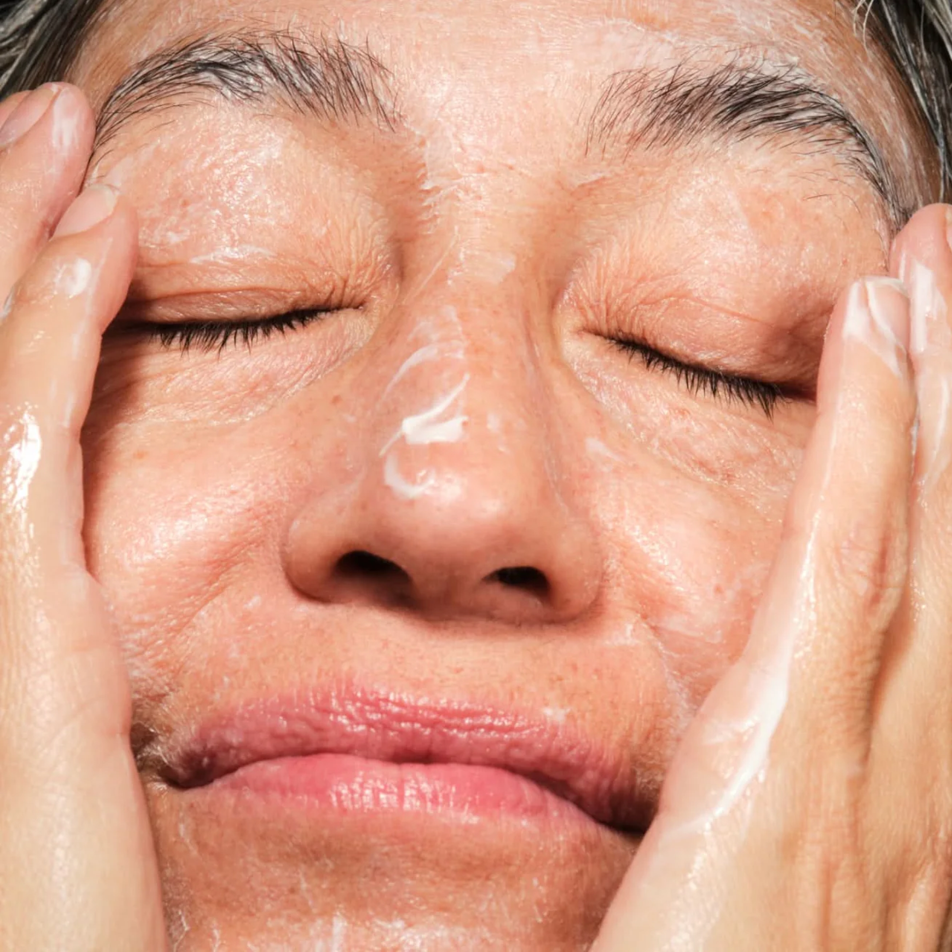 Кремовое молочко для деликатного очищения кожи The Magic Milk – Microbiome-Balancing Cream Cleanser MANTLE Объем 125 мл — фото 3