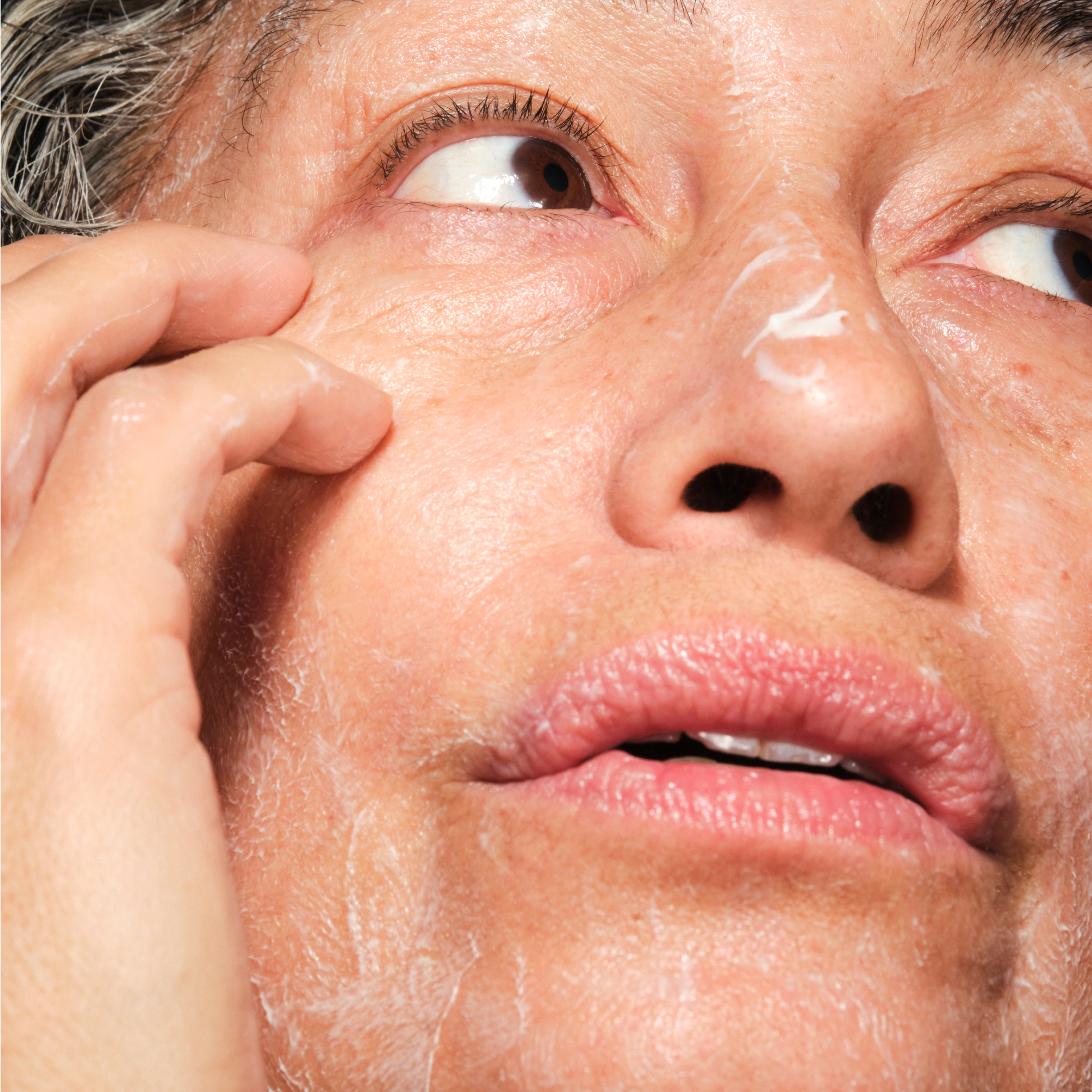 Кремовое молочко для деликатного очищения кожи The Magic Milk – Microbiome-Balancing Cream Cleanser MANTLE Объем 125 мл — фото 4