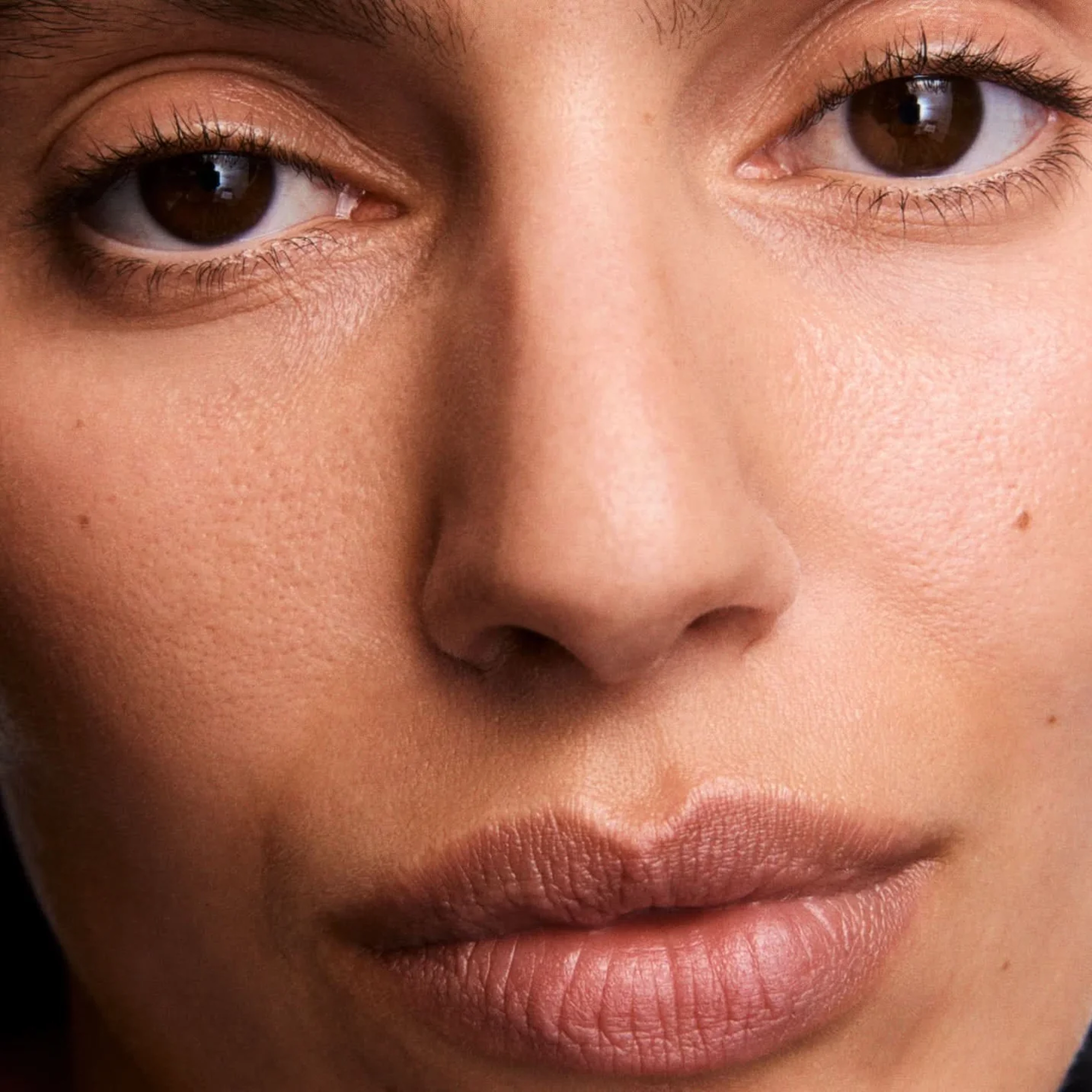 Сироватка з вітаміном C для сяйва та рівного тону шкіри The Wow Serum – Illuminating Vitamin C Serum MANTLE Обʼєм 30 мл — фото 4