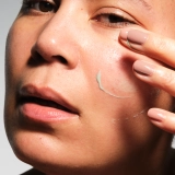 Сироватка з інкапсульованим ретинолом для оновлення шкіри The Retinol Serum – Transformative Vitamin A Complex MANTLE Обʼєм 30 мл — фото 3