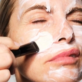 Маска з AHA- та PHA-кислотами для сяйва та оновлення шкіри The Miracle Mask – Resurfacing Glow-Up Mask MANTLE Обʼєм 75 мл — фото 4