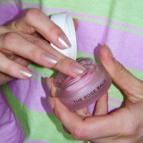 Многофункциональный разглаживающий бальзам с маслом розы The Rose Balm – Smoothing Multi-Purpose Rose Balm MANTLE Объем 15 мл — фото 5