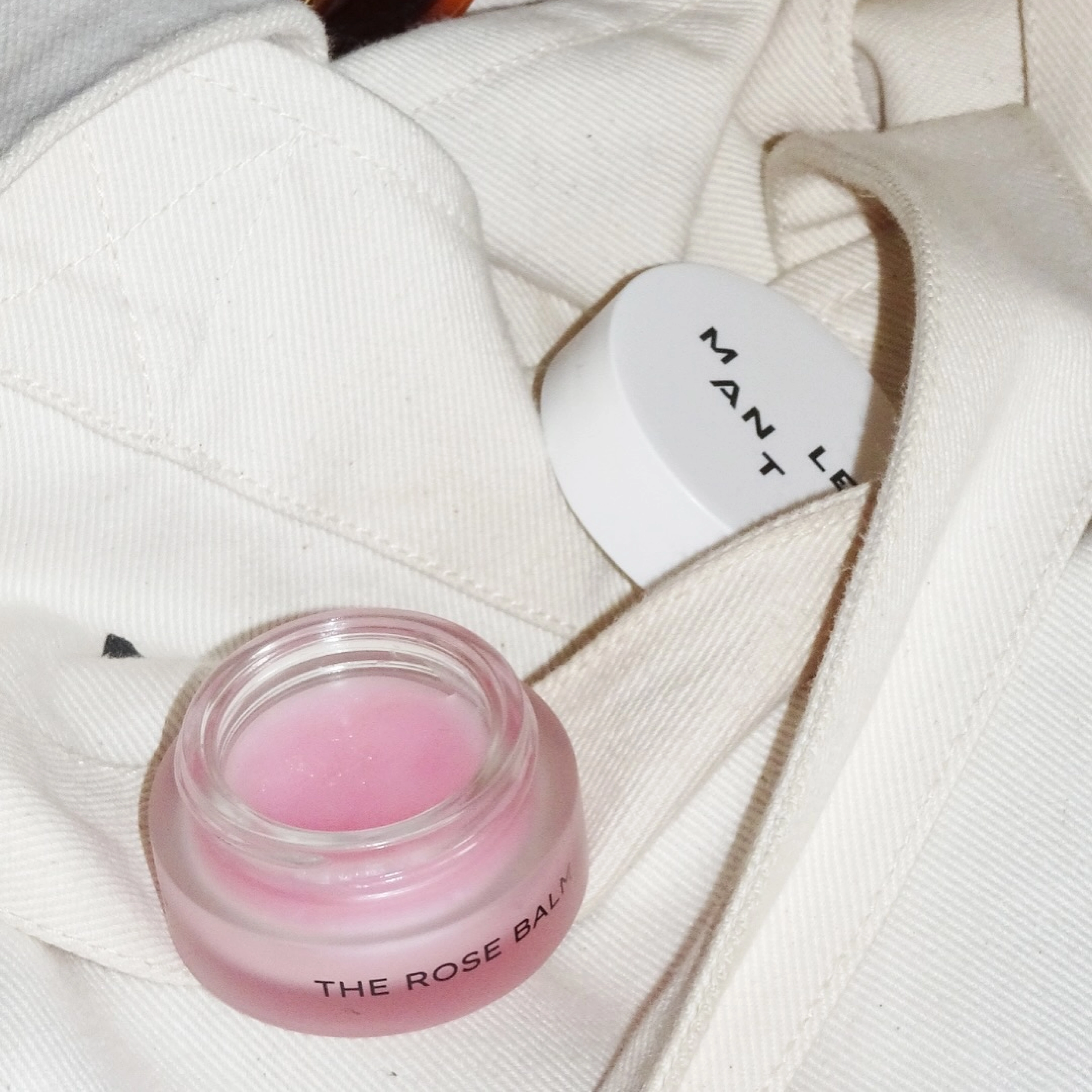 Многофункциональный разглаживающий бальзам с маслом розы The Rose Balm – Smoothing Multi-Purpose Rose Balm MANTLE Объем 15 мл — фото 6