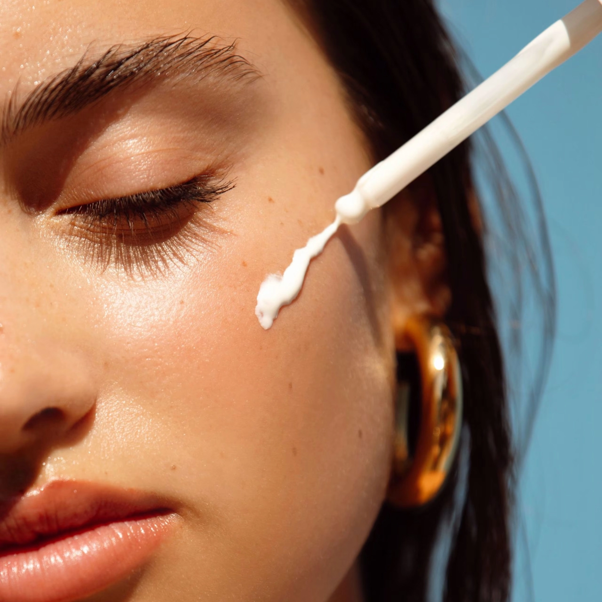 Минеральная солнцезащитная сыворотка SPF 50 со скваланом The Mineral One SPF 50 Lightweight Serum with Squalane HELLO SUNDAY Объем 30 мл — фото 3