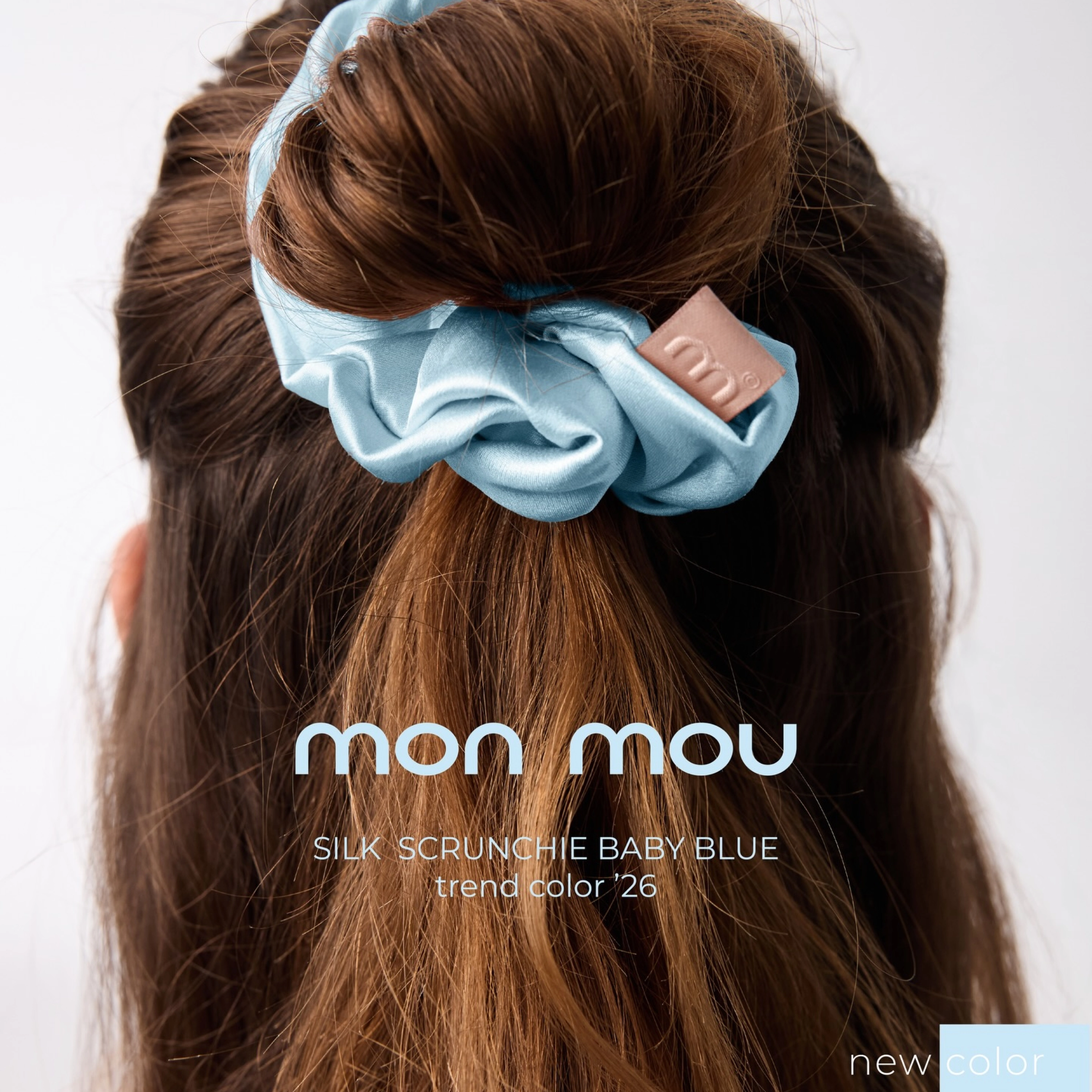 Об'ємна шовкова резинка Silk Large Scrunchie MON MOU Відтінок Baby Blue — фото 3