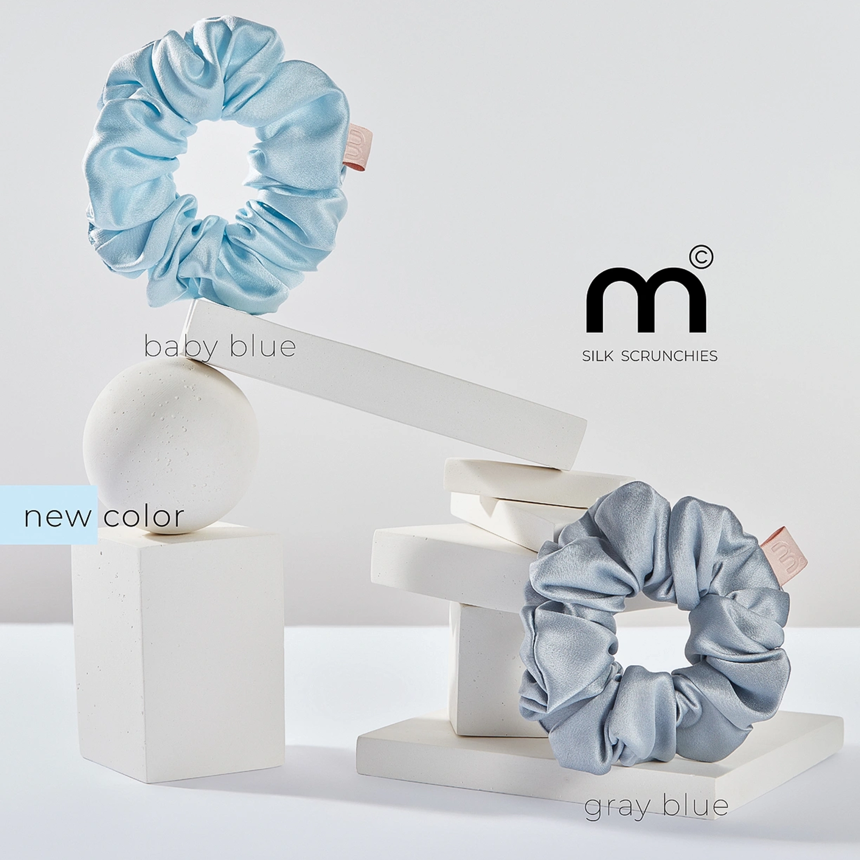 Об'ємна шовкова резинка Silk Large Scrunchie MON MOU Відтінок Baby Blue — фото 5