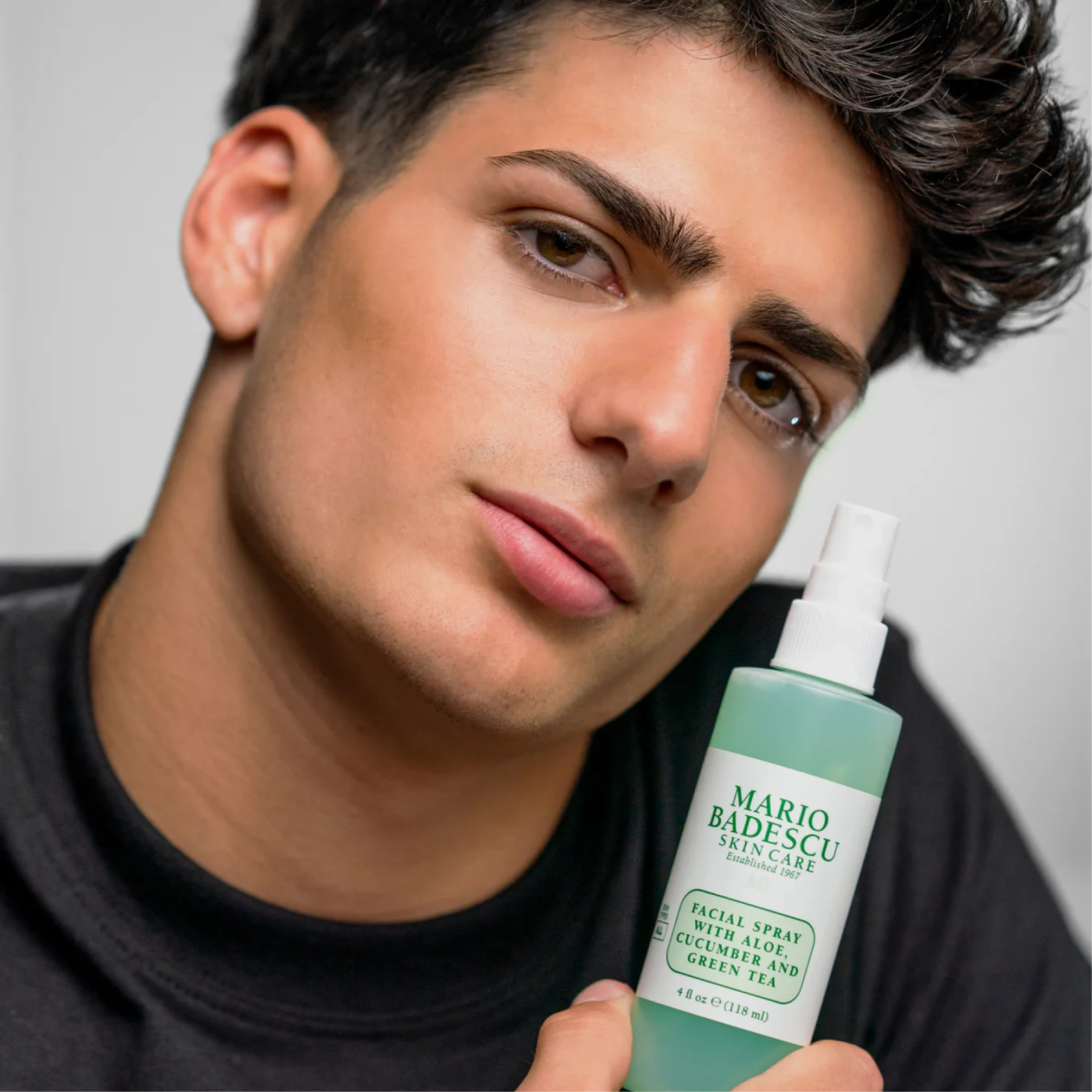 Освіжаючий міст для обличчя з огірком та зеленим чаєм Facial Spray with Aloe, Cucumber and Green Tea MARIO BADESCU Обʼєм 118 мл — фото 3