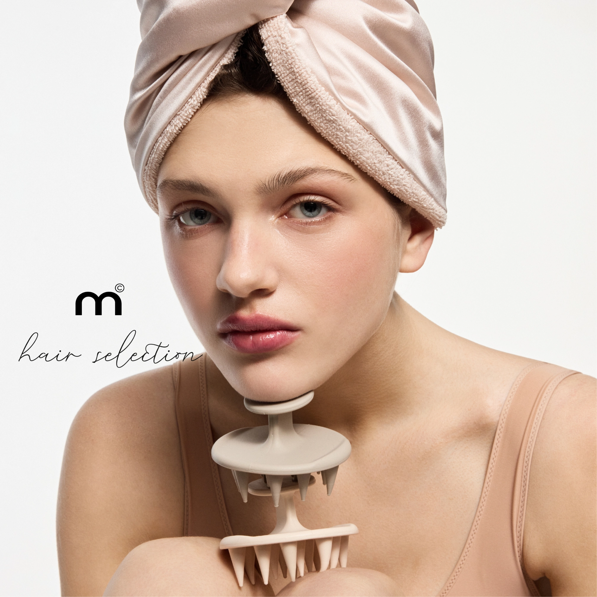 Набір для делікатного догляду за волоссям і шкірою голови Soft Silk Turban And Scrub Brush MON MOU Відтінок Nude — фото 2