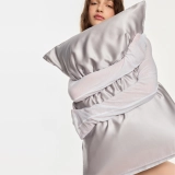 Шелковая наволочка с сатином Soft Silk Pillowcase MON MOU Оттенок Pearl Gray — фото 3