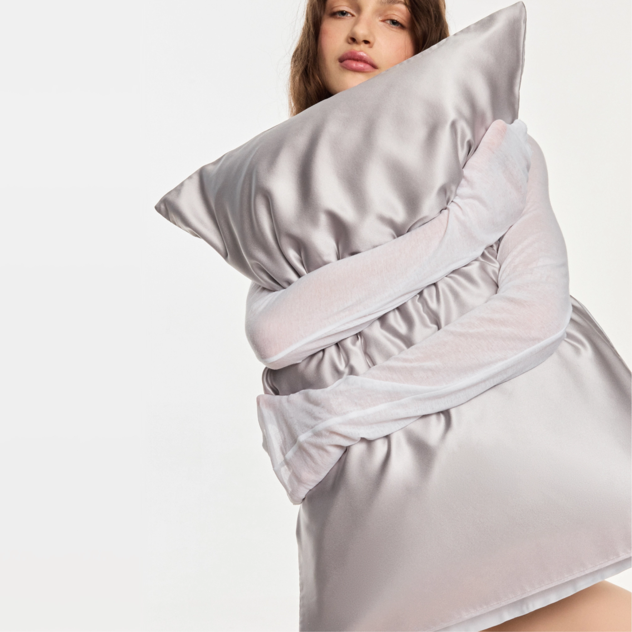 Шелковая наволочка с сатином Soft Silk Pillowcase MON MOU Оттенок Pearl Gray — фото 3
