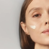 Тонуючий зволожувальний крем для обличчя з SPF 30 Hydramemory Hybrid Glow SPF 30 COMFORT ZONE Обʼєм 30 мл — фото 3