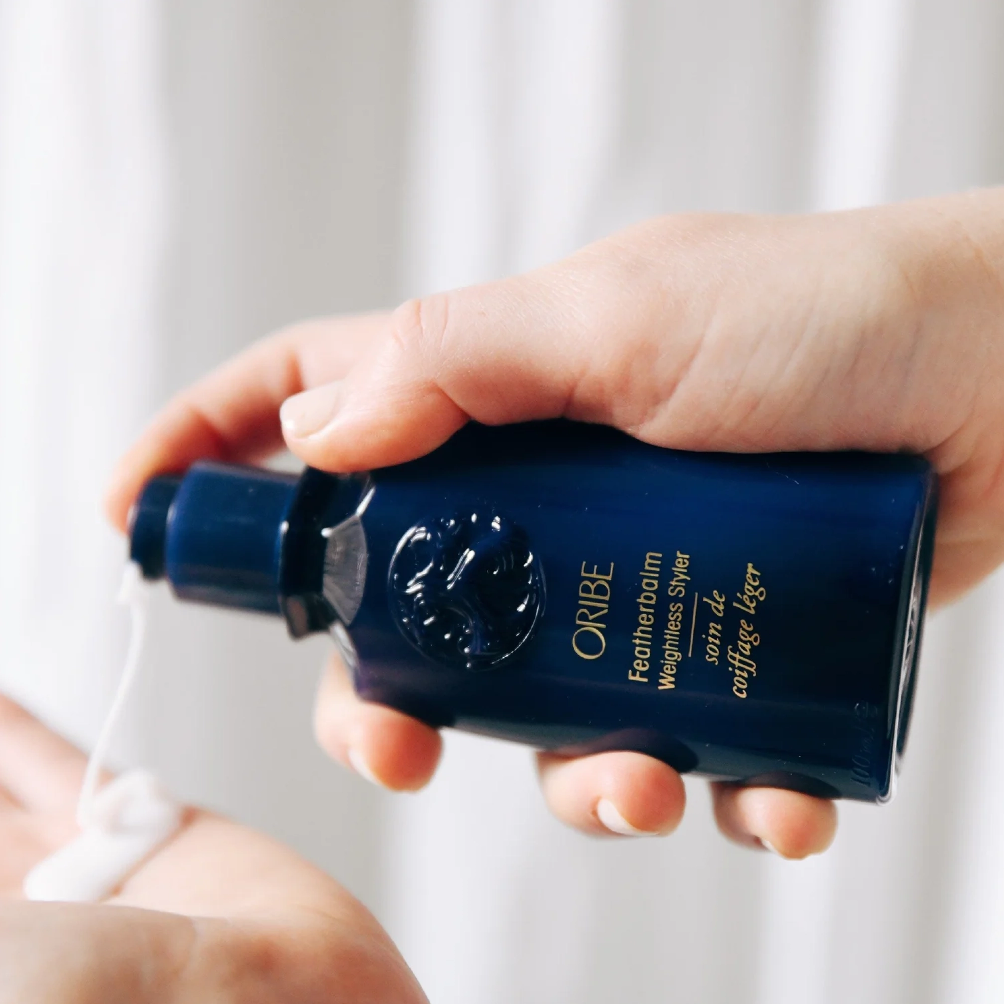 Невесомый бальзам для укладки волос Featherbalm Weightless Styler ORIBE Объем 100 мл — фото 3