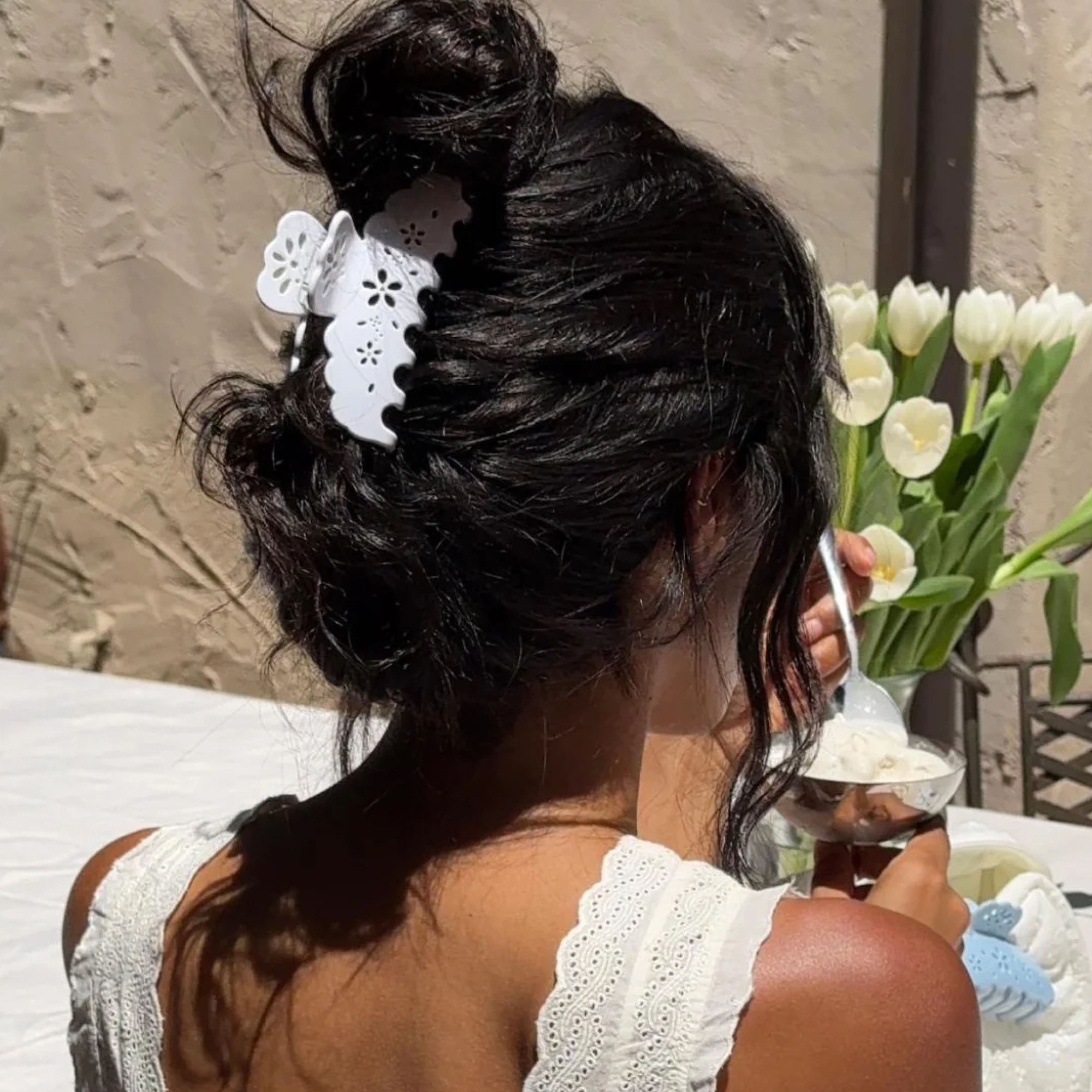 Велика заколка-краб для волосся Big Effing Clip in Blanc Fleur Eyelet EMI JAY — фото 2