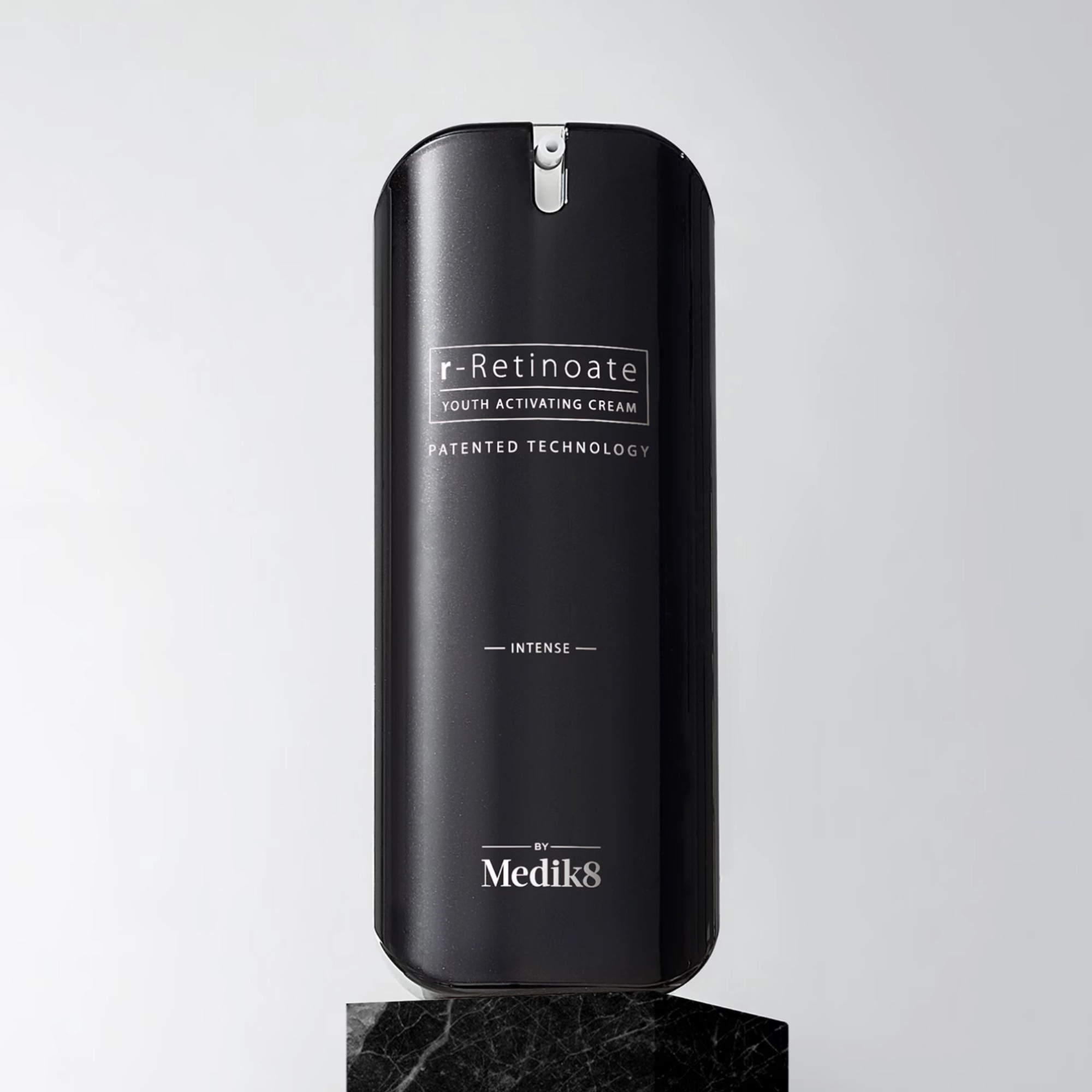 Набір для омолодження та скульптурування обличчя The Retinoid & Sculpting Set MEDIK8 — фото 4